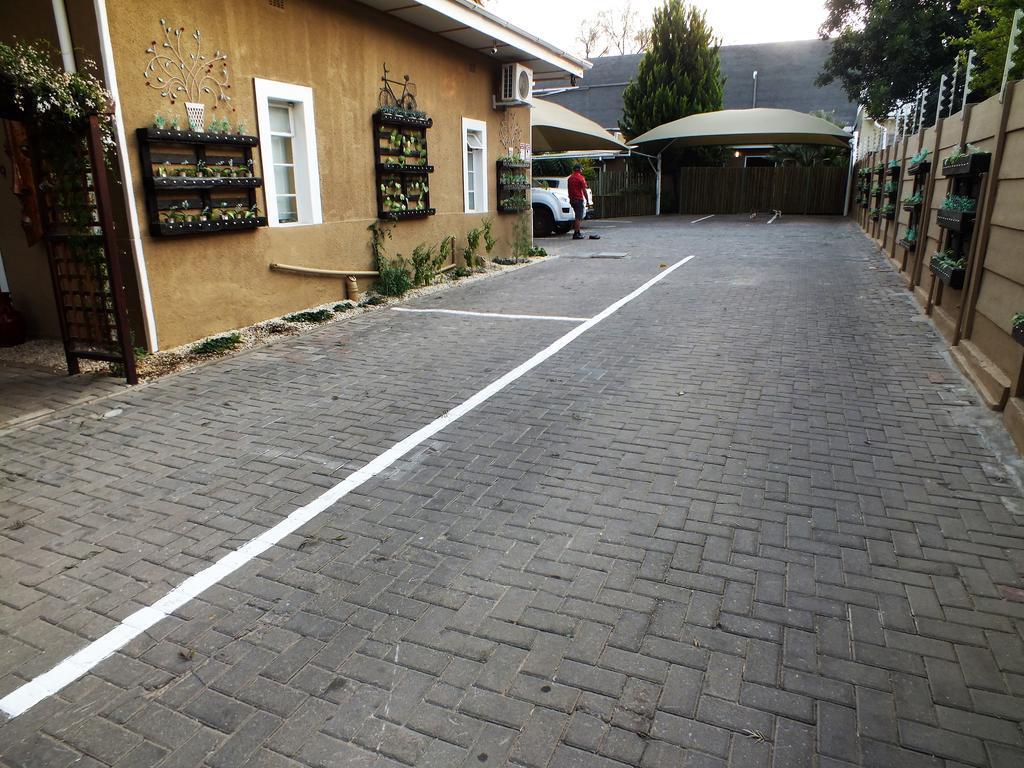 Uzuri Guesthouse Cc Windhoek Buitenkant foto